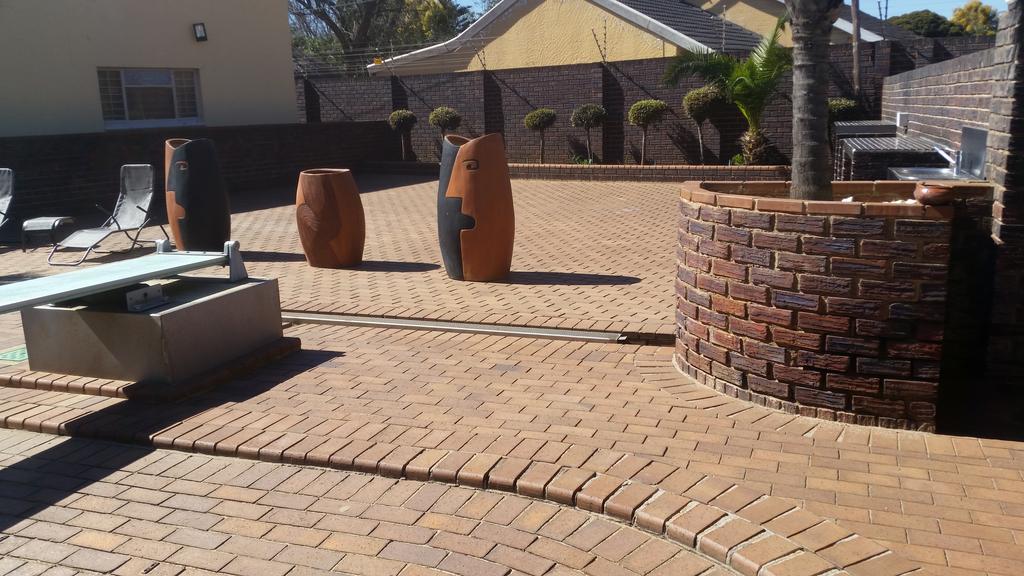 African Phoenix Guest Lodge Johannesburg Exterior photo