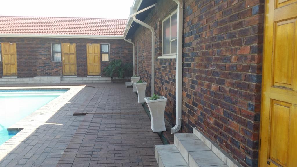 African Phoenix Guest Lodge Johannesburg Exterior photo