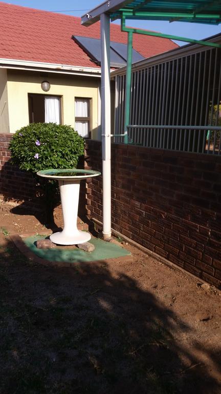 African Phoenix Guest Lodge Johannesburg Exterior photo