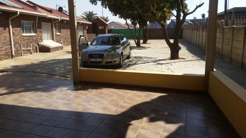 African Phoenix Guest Lodge Johannesburg Exterior photo