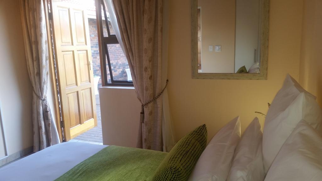 African Phoenix Guest Lodge Johannesburg Exterior photo