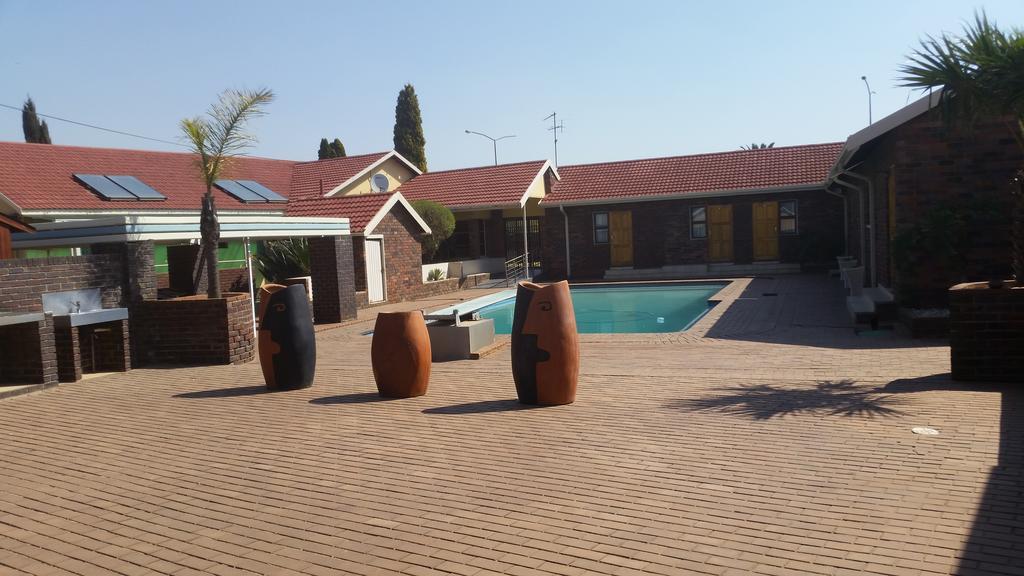 African Phoenix Guest Lodge Johannesburg Exterior photo