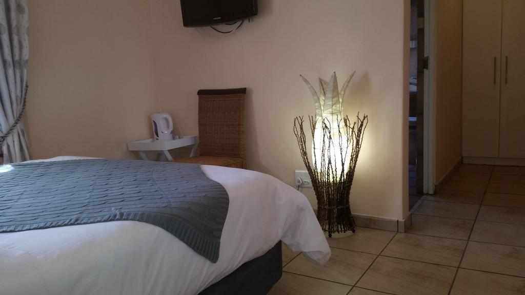African Phoenix Guest Lodge Johannesburg Exterior photo