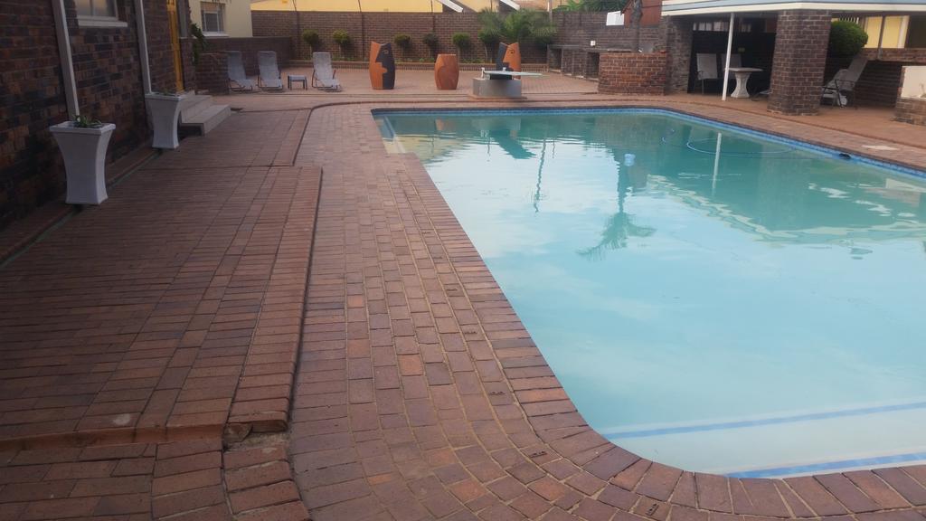 African Phoenix Guest Lodge Johannesburg Exterior photo