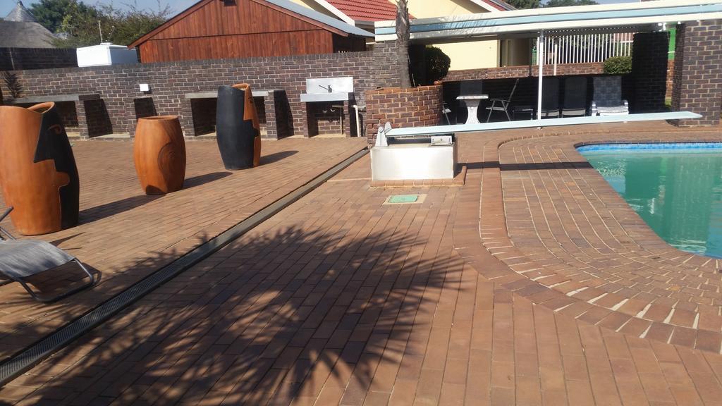 African Phoenix Guest Lodge Johannesburg Exterior photo